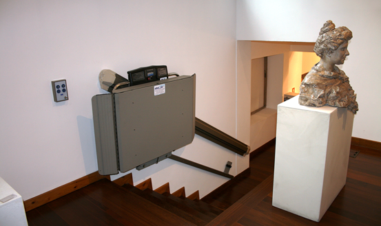 Incline wheelchair lift